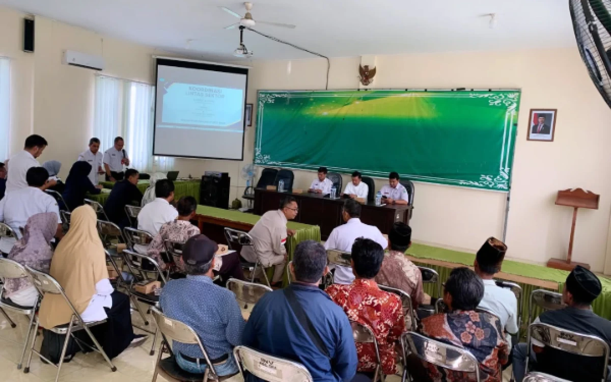 Thumbnail Komisi A DPRD Lumajang Monitoring Penjaringan Perangkat Desa di Tempeh