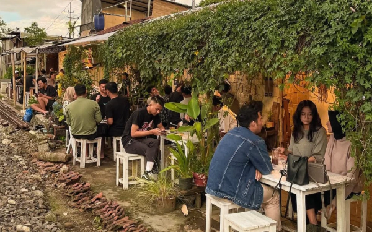Thumbnail Berita - Nggak Perlu ke Vietnam, Kafe Selak Kopi di Malang Ini Tawarkan Sensasi Ngopi Unik di Pinggir Rel