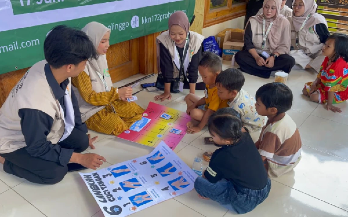 Foto Peserta posyandu bermain puzzle mengenai tata cara cuci tangan yang benar pada hari Kamis, 9 Juli 2026. (Foto: KKN I72 UINSA For Ketik.com)