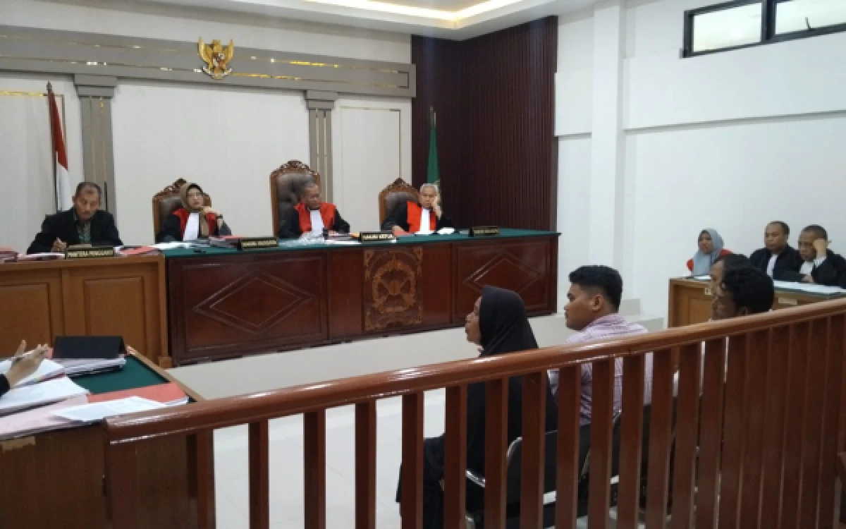 Thumbnail Berita - Kesaksian Mertua dan Suami Terdakwa Ungkap Detik-detik Penusukan Asep di Sidang PN Palembang