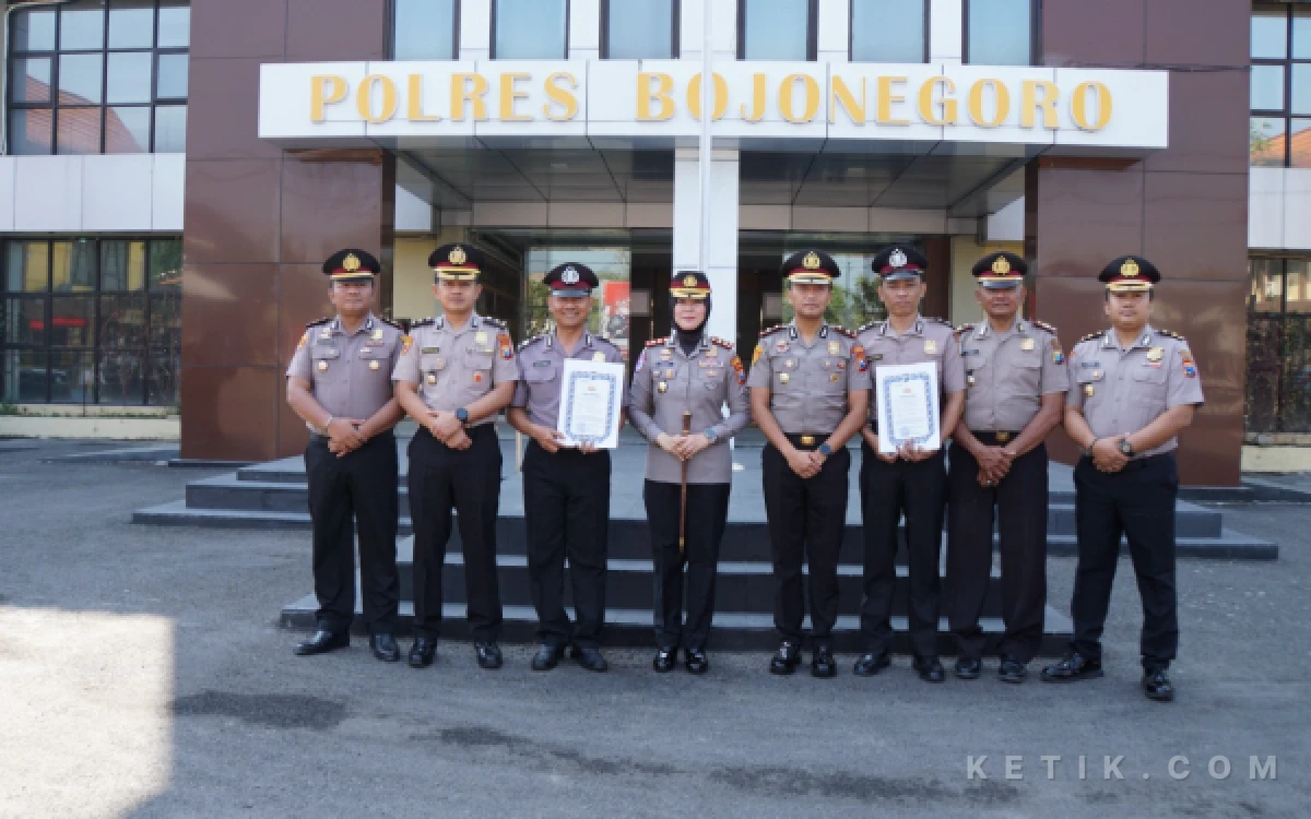 Thumbnail Berita - Respons Kinerja Cepat Diapresiasi, Dua Polisi Bojonegoro Diganjar Penghargaan