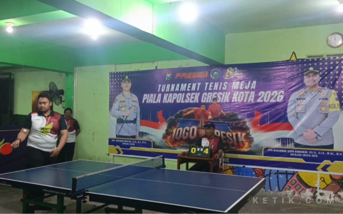Foto Kapolsek Gresik Kota, Iptu Muhamad Kevin Ramadhan, Saat Mencoba Bermain Tenis Meja Dalam Piala Kapolsek Gresik Kota Cup 2026 (Foto: Daniel Andayawan/Ketik.com)