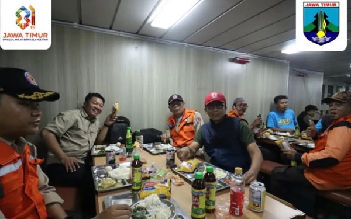 Thumbnail Berita - Pramuka Kwarda Jatim Gelar Makan Malam Kebersamaan di Atas KRI Makassar 590 Menuju Baksos Sumenep