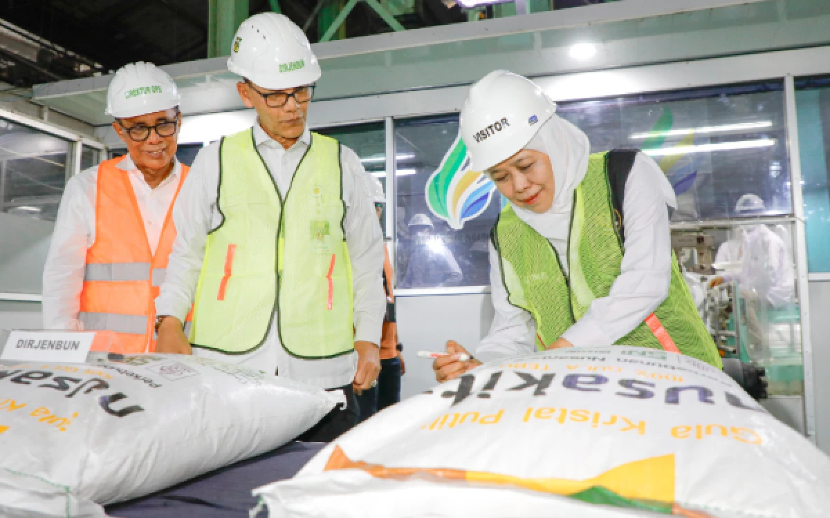 Thumbnail Berita - Tinjau PG Ngadirejo Kediri, Gubernur Khofifah Optimis Produktivitas Gula Jatim Capai Target Swasembada Gula Konsumsi Nasional Lebih Cepat