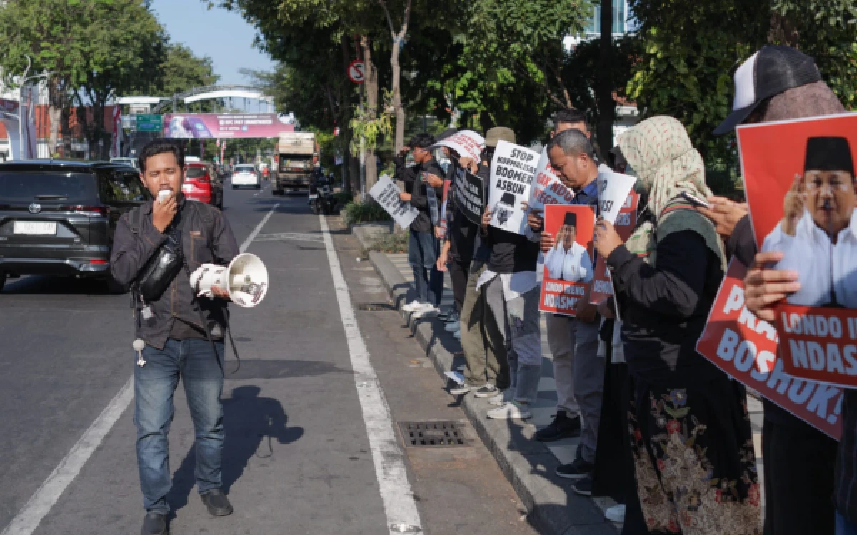 Thumbnail Berita - Koalisi Jurnalis dan Masyarakat Sipil di Surabaya Tuntut Prabowo Minta Maaf atas Sebutan Londo Ireng