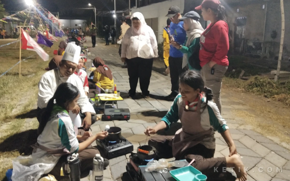 Foto Ketua Kwarcab Surabaya terpilih kak Mariyam saat meninjau lomba masak, merasa senang melihat semangat para Pramuka Penggalang. (Foto : Sutejo Rc/ketik.com)