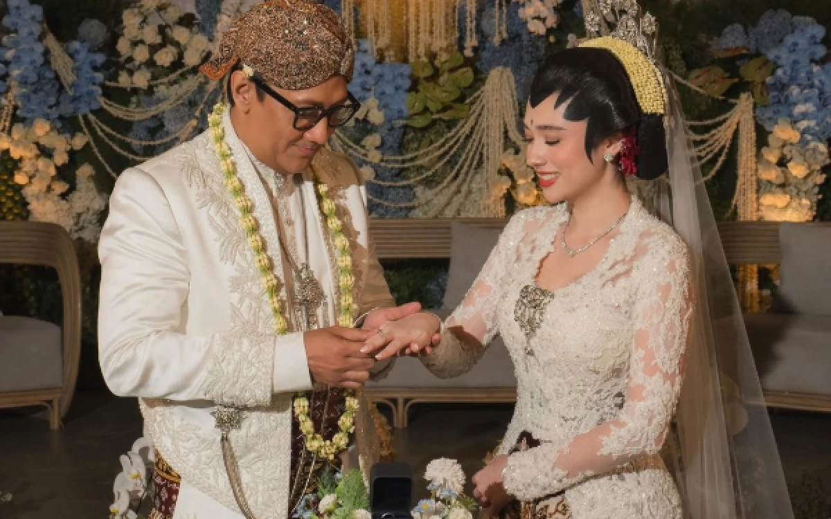 Thumbnail Berita - Andre Taulany dan Amanda Rigby Resmi Menikah, Ungkap Janji Suci di Hari Bahagia