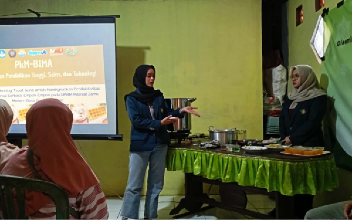 Thumbnail Berita - Lewat Diseminasi Teknologi Tepat Guna, Tim UB Tingkatkan Produktivitas UMKM Jamu Sari Alam