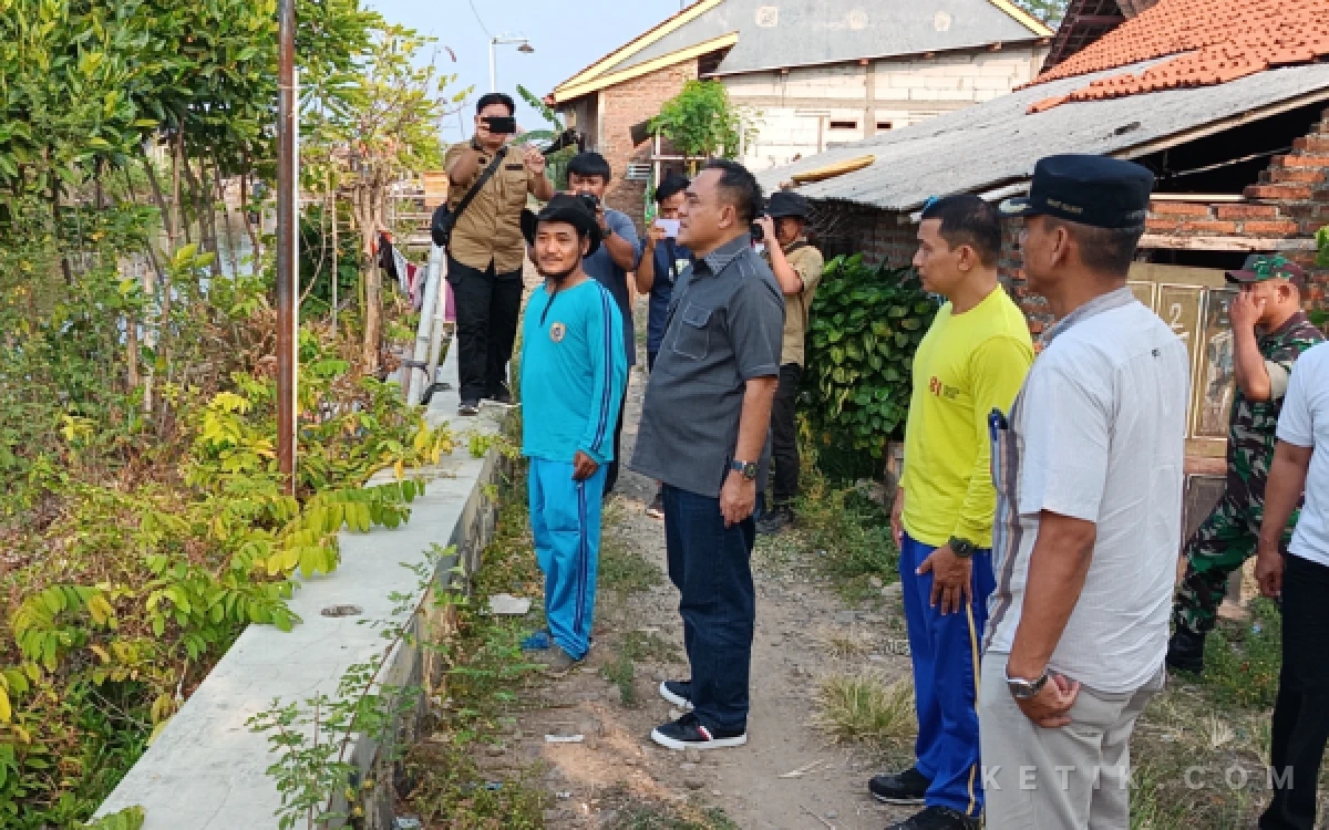 Foto Plt Bupati Pemalang, Nurkholes meninjau langsung lokasi jamban helikopter di Desa Tasikrejo, Kecamatan Ulujami (Foto: Slam/ketik.com)