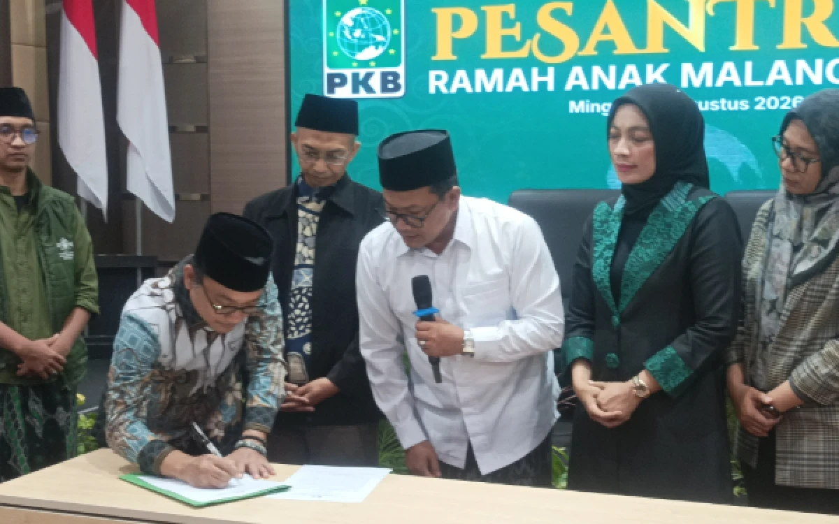 Foto Sekjen DPP PKB, Hasanuddin Wahid saat menandatangani Deklarasi Pesantren Ramah Anak dalam kegiatan Halaqah Pesantren Ramah Anak Malang Raya yang digelar pada Minggu, 2 Agustus 2026 (Foto : Kukuh / Ketik)