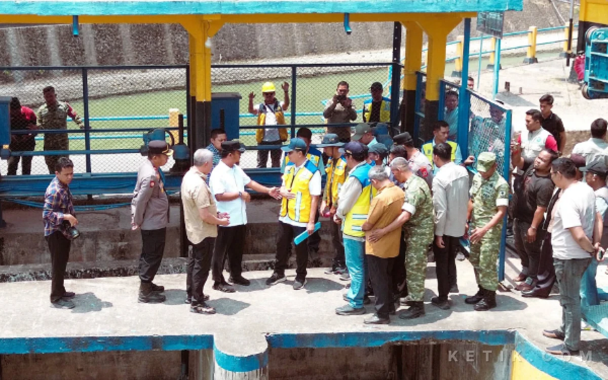 Foto Gubernur Sulsel Bersama Jajaran Pembkab pinrang Saat Berada Di Bendungan benteng Pinrang ( Foto Akbar Ketik )