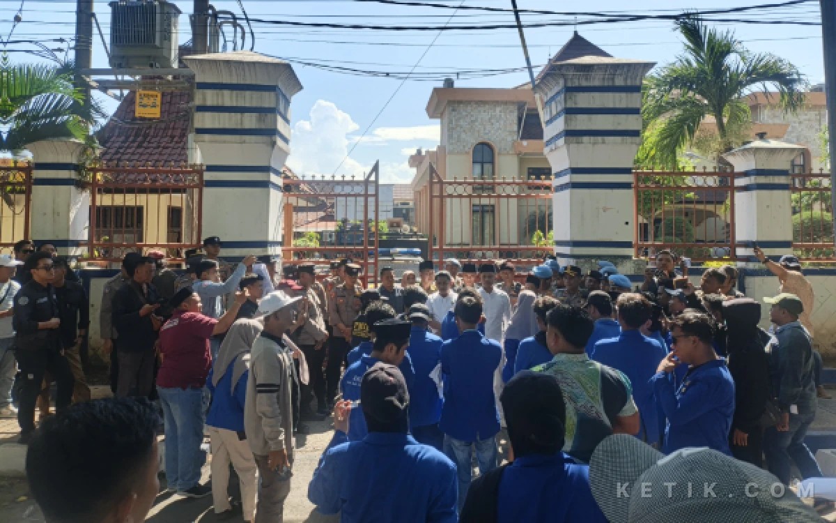 Thumbnail Berita - Bawa Lima Tuntutan, PC PMII Sampang Gelar Aksi di DPRD