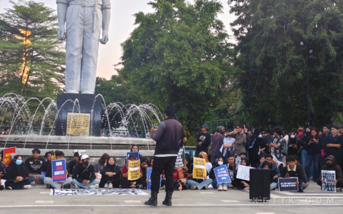 Thumbnail Berita - Massa Gelar Demonstrasi di Depan Gedung Grahadi, Tuntut Pemerintah Perbaiki Ekonomi