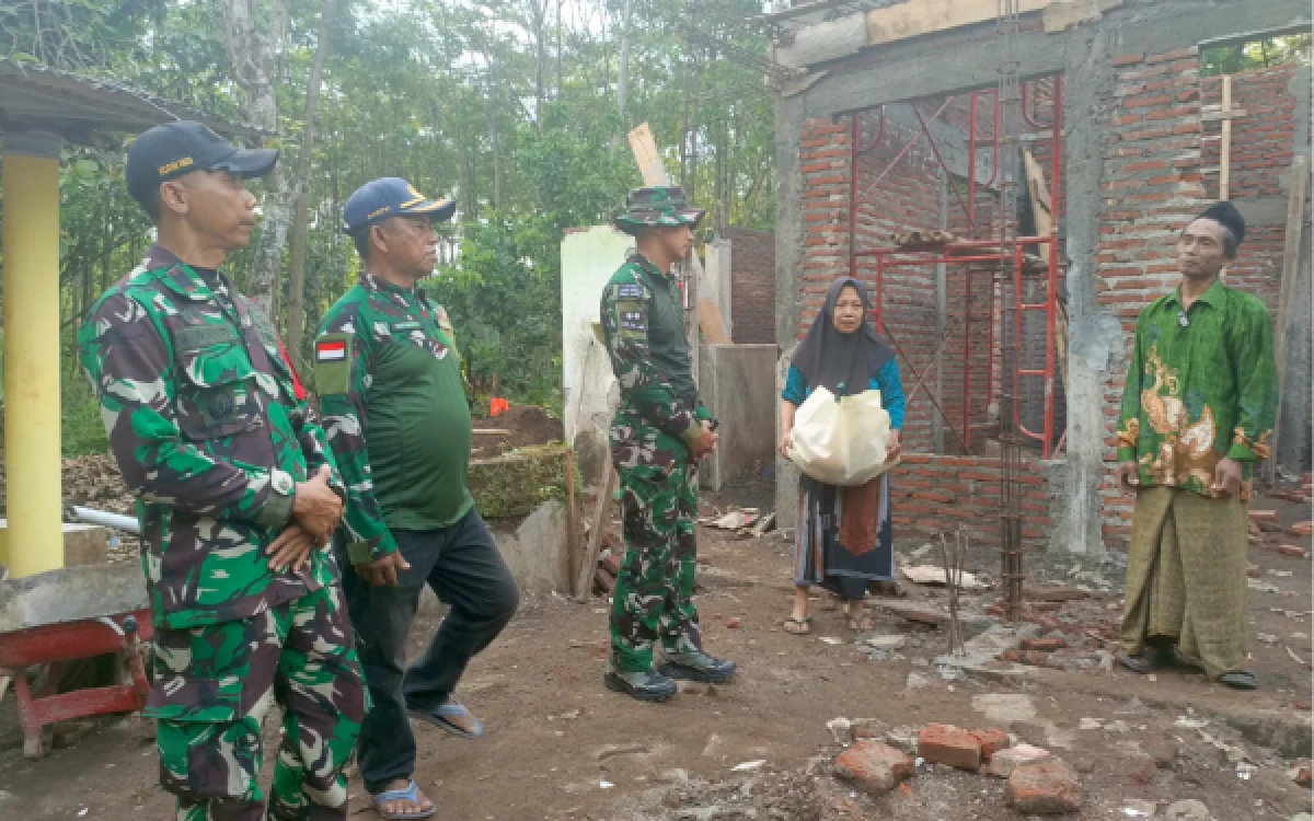 Thumbnail Berita - Dandim 0820 Probolinggo Tinjau Pembangunan Mushola Baiturrahim dan Serahkan Sembako untuk Warga Brabe
