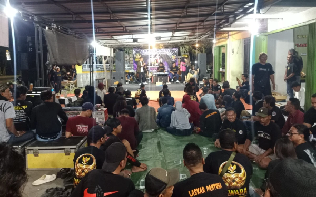 Foto Kebersamaan warga dan anggota Laskar Pantura saat menghadiri syukuran Harlah ke-1 di Basecamp Wotan, Panceng.(Foto: Dok.Laskar Pantura)