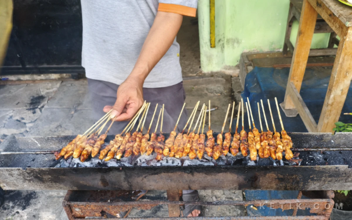 Foto Potret ketika penjual memanggang sate ayam diatas bara arang yang menyala dekat Pelabuhan Tanjung Perak, Surabaya Minggu 16 Agustus 2026 (Muhammad Fathurrohman/Ketik.com)