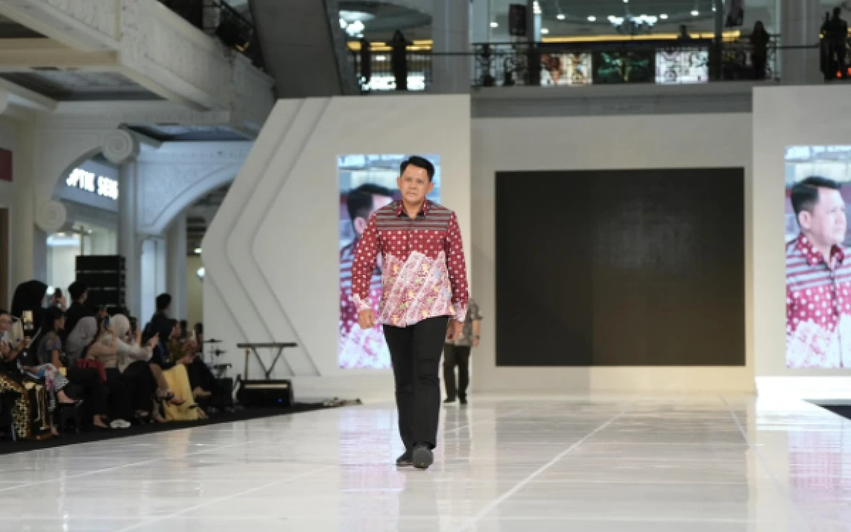 Thumbnail Berita - Tampil Memukau di Catwalk, Wabup Sleman Buka Ajang SHFC & JFR 2026