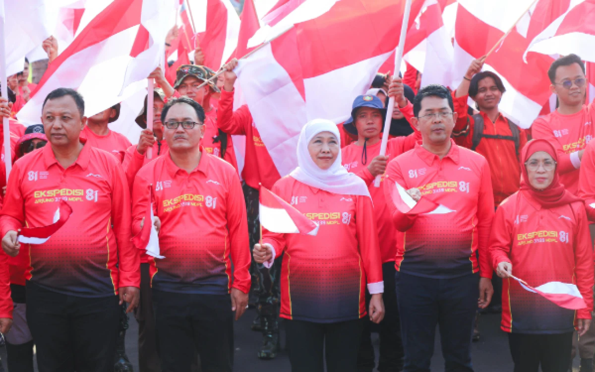 Thumbnail Berita - 500 Pendaki Kibarkan Merah Putih di Puncak Gunung Arjuno, Gubernur Khofifah Bangga dengan Semangat Peserta