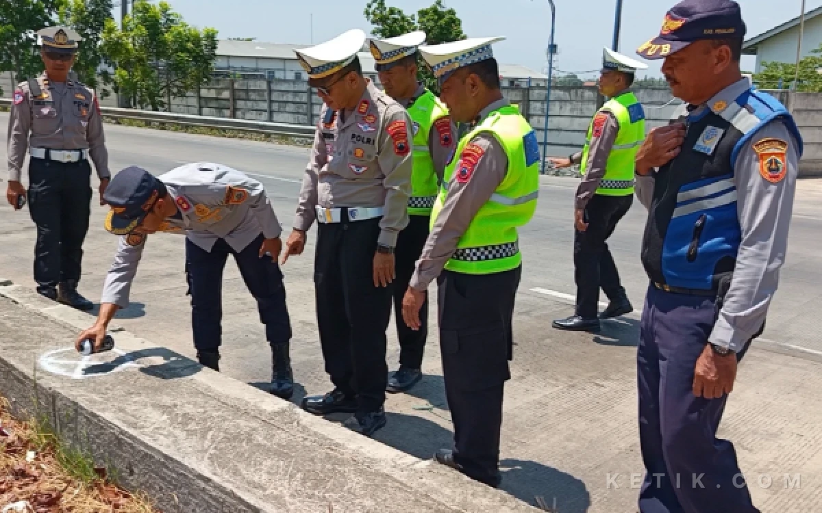 Thumbnail Berita - Cegah Kecelakaan, Satlantas Polres Pemalang dan Dishub Siapkan Rambu Larangan Parkir di U-Turn Pantura Ampelgading
