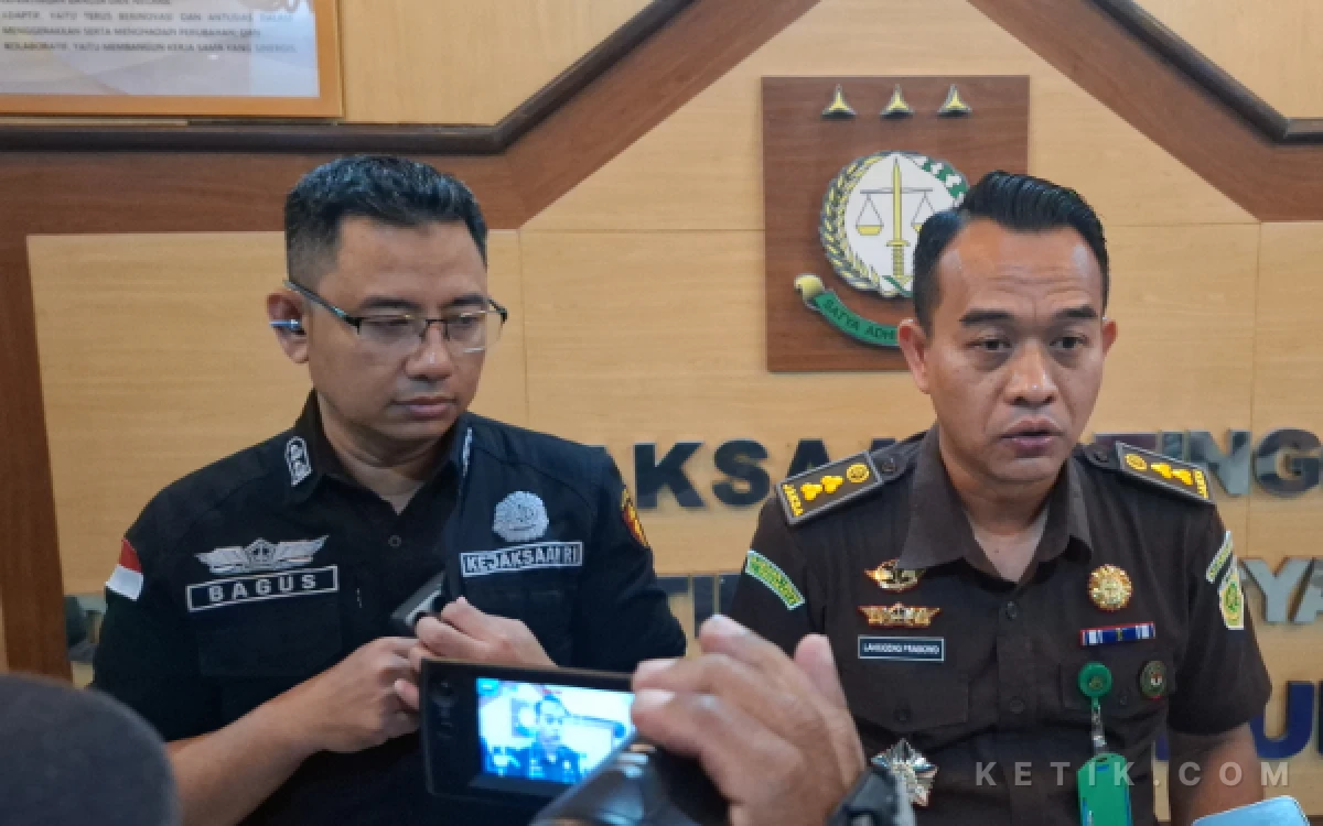 Foto Kasi Penkum Kejati DIY, Langgeng Prabowo (kanan), bersama Kasidik Pidsus Kejati DIY, Bagus Kurnianto, saat memberikan keterangan pers di kantor Kejaksaan Tinggi Daerah Istimewa Yogyakarta, Selasa malam 29 September 2026. (Foto: Fajar R/Ketik.com)