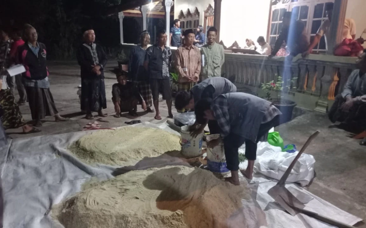 Foto Mahasiswa KKN sedang mengaduk campuran bahan amonifer hingga tercampur merata. ( Foto : Dokumentasi Pribadi Mahasiswa KKN Kelompok 10 UB Kediri)