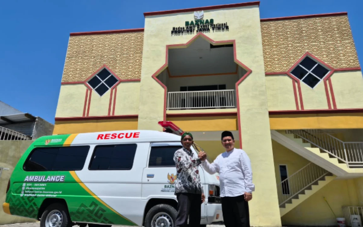Thumbnail Berita - Kisah Imam Bashori: 6 Tahun Jadi Relawan, Kini Dipercaya Menjadi Pembawa Ambulans Gratis BAZNAS Jatim