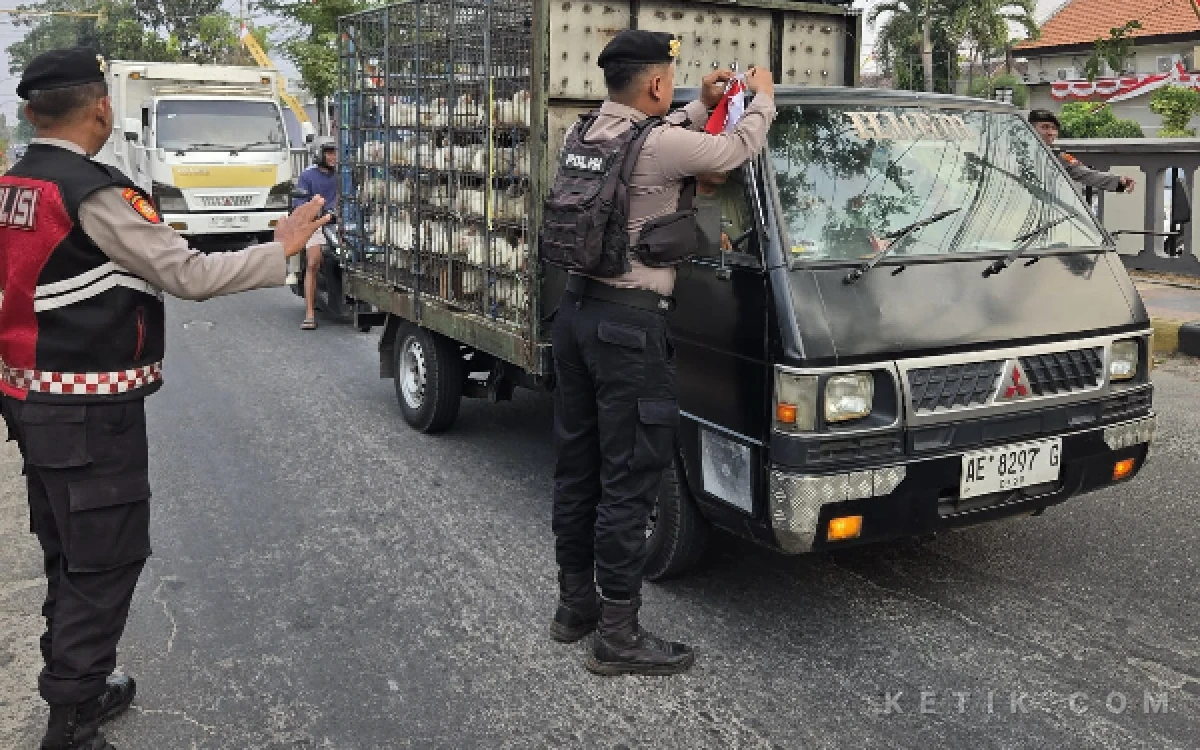 Thumbnail Berita - Semarak HUT ke-81 RI, Polres Madiun Bagikan Bendera Merah Putih di Jalanan