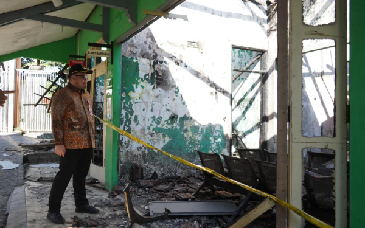 Thumbnail Berita - Puskesmas Tiron Terbakar, Mas Dhito Pastikan Bangunan Bakal Direhab Secepatnya