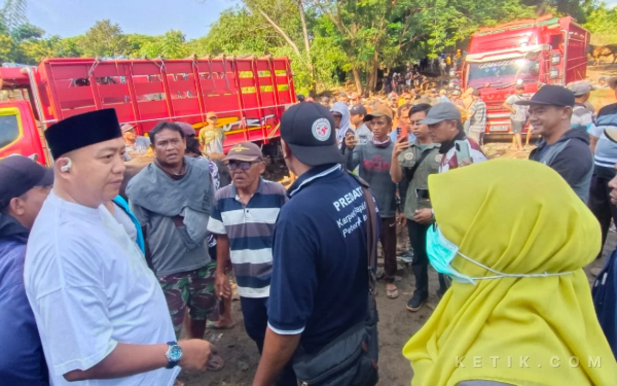 Thumbnail Berita - Jelang Idul Adha, Bupati Situbondo Blusukan ke Pasar Hewan Siap Perbaiki Fasilitas Pasar