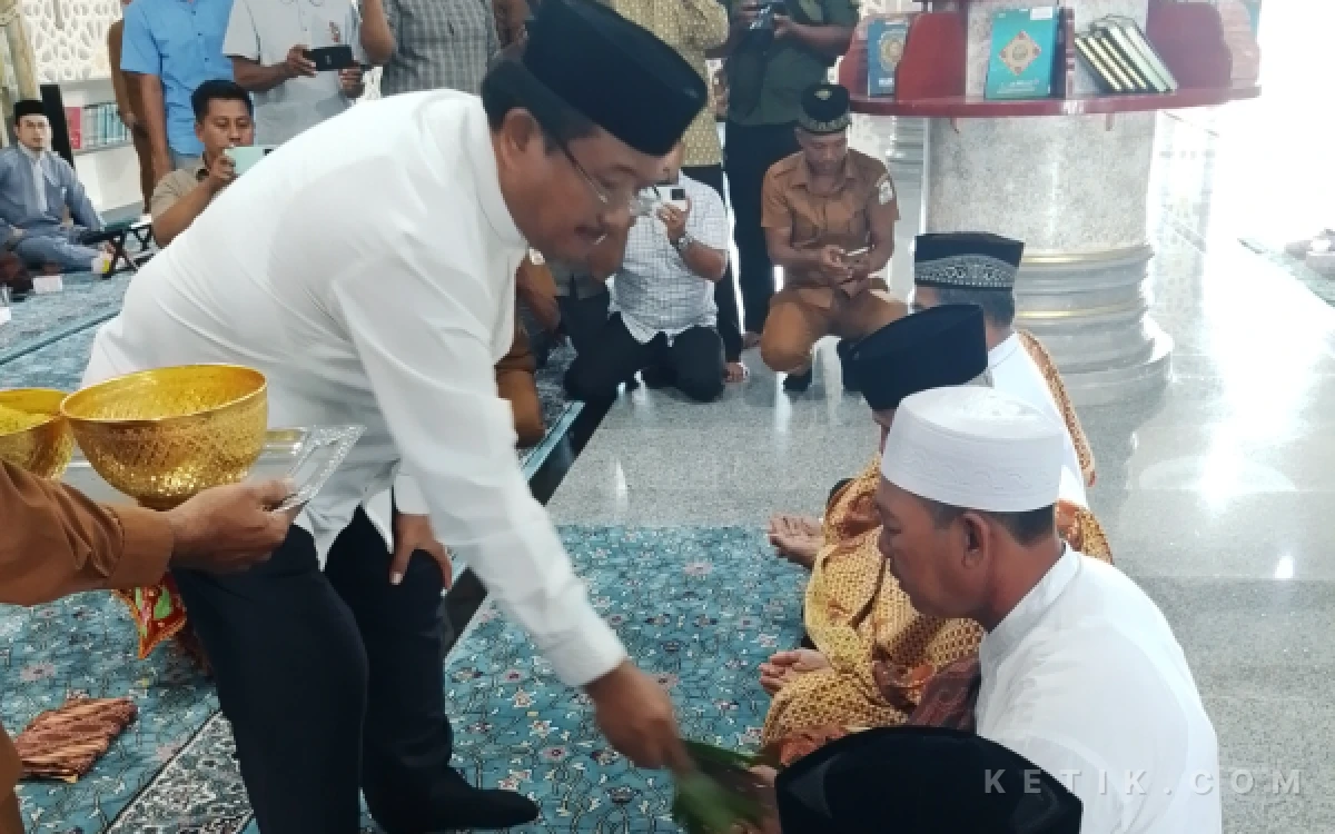 Thumbnail Berita - 127 Calon Jemaah Haji Aceh Singkil Di-peusijuk di Masjid Agung Nurul Makmur
