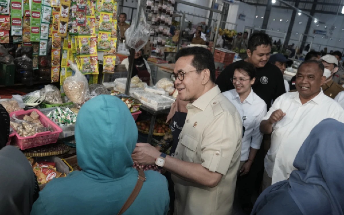 Foto Mendag Budi Santoso didampingi Bupati Sleman Harda Kiswaya berbincang hangat dengan para pedagang sembako untuk memastikan kelancaran pasokan dan stabilitas harga bahan pokok. (Foto: Pemkab Sleman for Ketik.com)