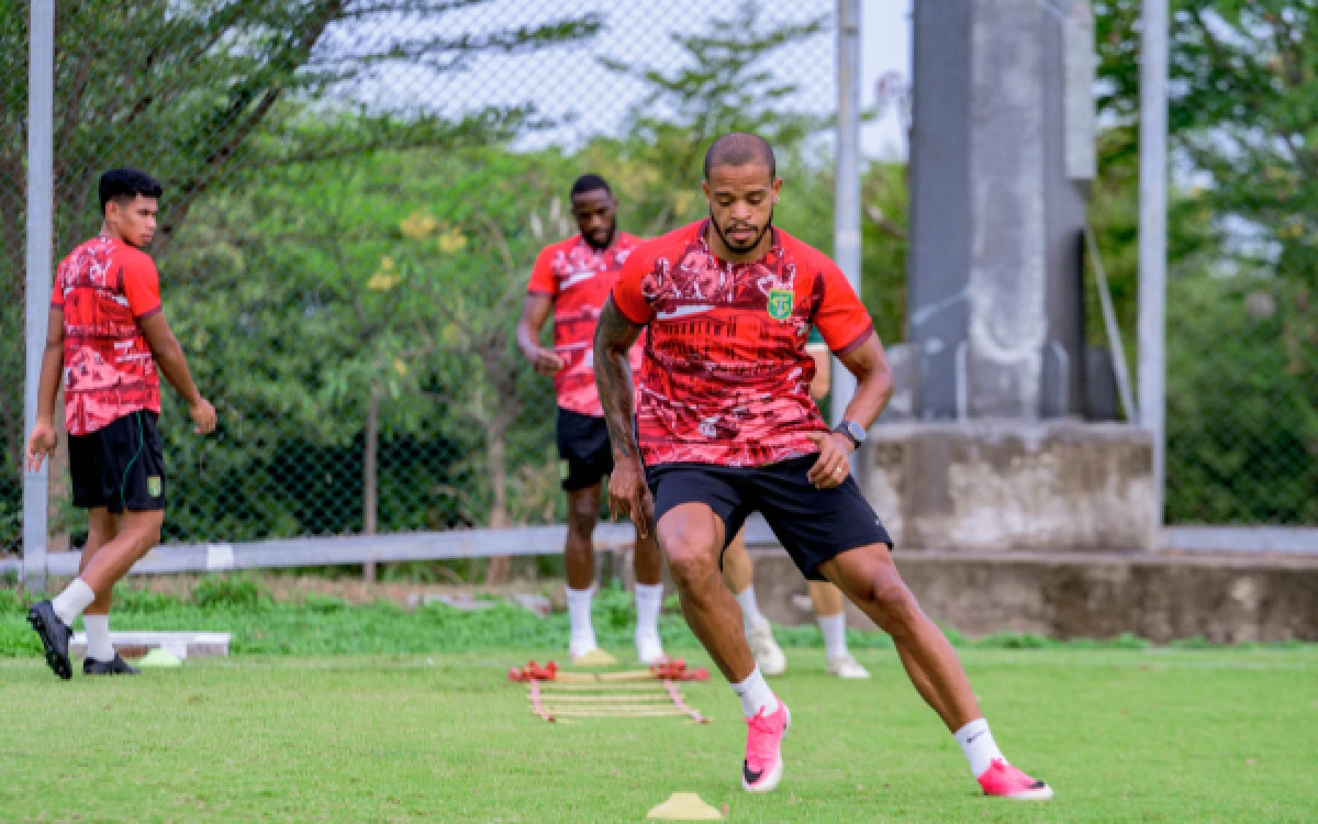 Thumbnail Berita - Jelang Lawan Madura United, Bernardo Tavares Tegaskan Persebaya Siap Tampil Agresif