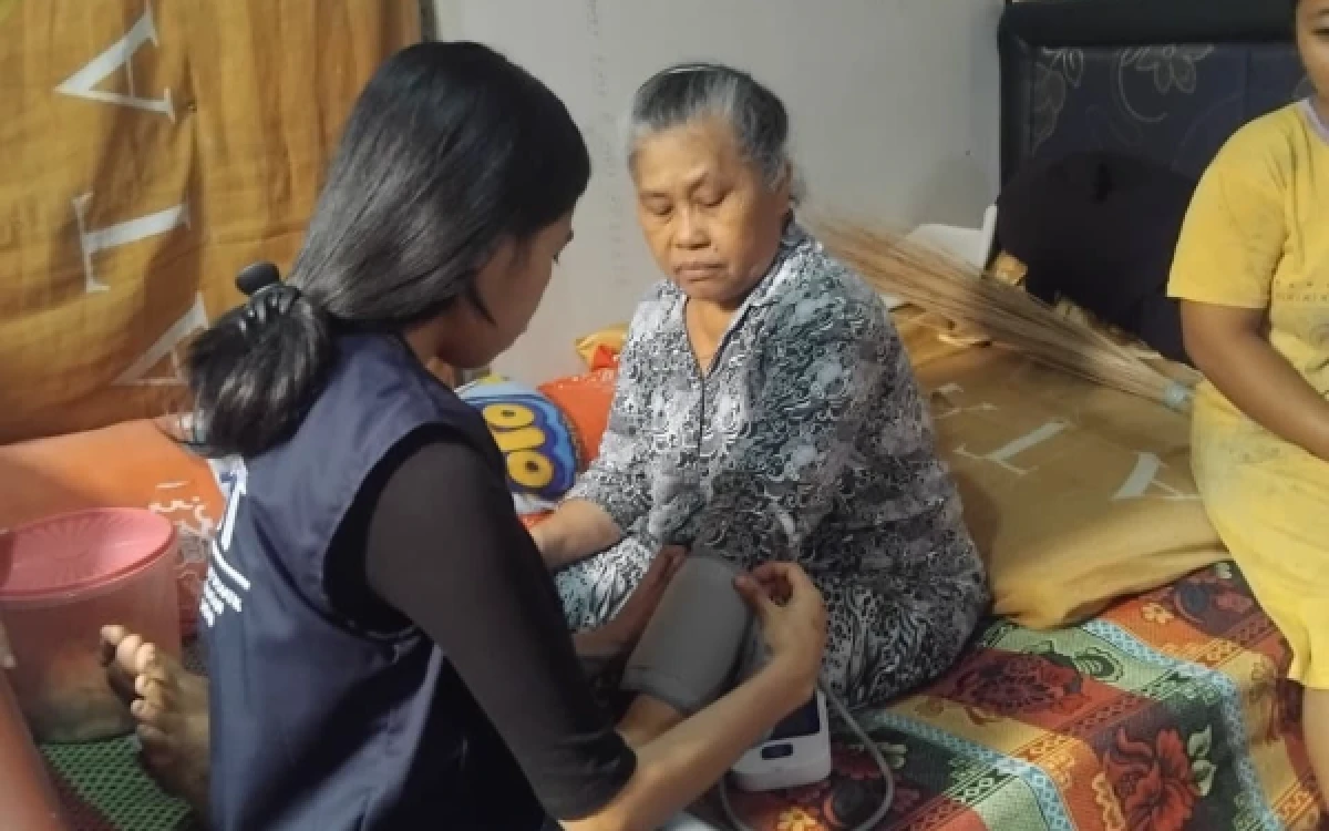 Thumbnail Berita - Mahasiswa Unitri Malang Ajak Warga Pandanrejo Deteksi Dini Hipertensi dan Diabetes