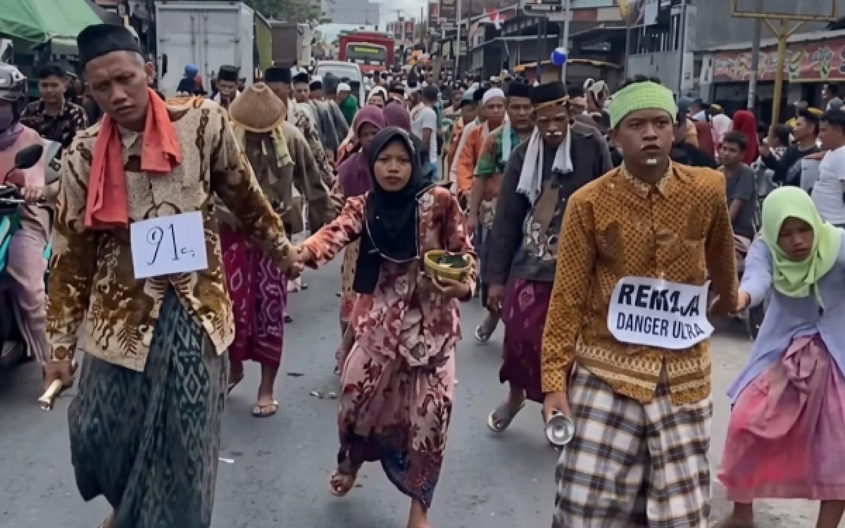Thumbnail Berita - MUI Tegaskan Pria Pakai Busana Perempuan di Karnaval Agustusan Hukumnya Haram