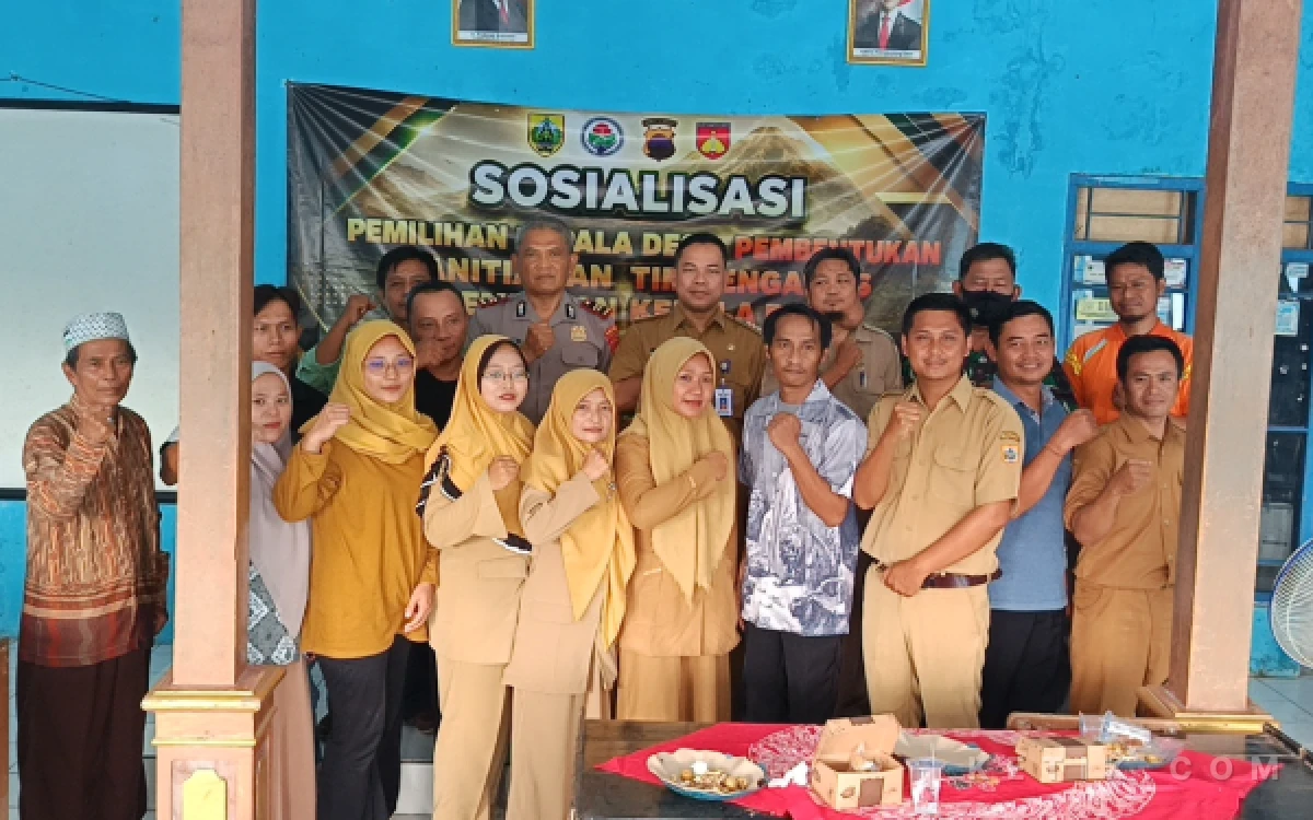 Foto Panitia dan Pengawas Pilkades Kwasen foto bersama Forkopimcam Bodeh usai pengambilan janji dan sumpah (Foto: Slam/ketik.com)