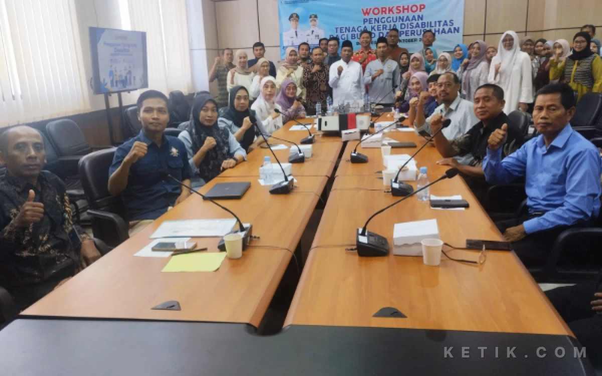 Foto Usai acara agenda tersebut  foto bersama 
Kepala Dinas Tenaga Kerja dan Transmigrasi Kabupaten Bojonegoro, Mahmudi, S.Sos., M.M., menyampaikan apresiasi atas partisipasi aktif para pelaku usaha dan BUMD yang hadir.
​Dalam arahannya, Mahmudi menekankan pentingnya sinergi antara pemerintah, dunia usaha, dan organisasi penyandang disabilitas seperti PPDI (Persatuan Penyandang Disabilitas Indonesia)   (
foto Sukiman ketik com)