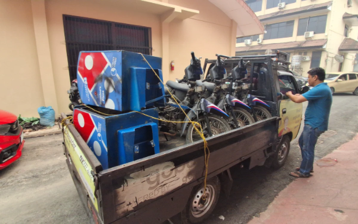 Foto Barang bukti yang diamankan dari Keenam pelaku curanmor di toko Domino’s Pizza, Jalan MP Mangkunegara, kawasan Kenten, Kelurahan Bukit Sangkal, Kecamatan Kalidoni, Palembang. Saat diamankan di Mapolda Sumsel, Selasa 27 Oktober 2026. (Foto : Yola/Ketik.com)