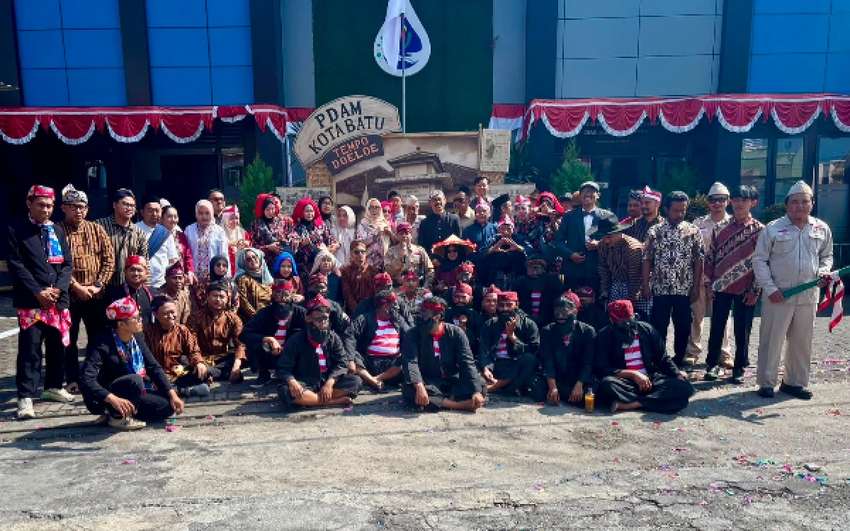 Thumbnail Berita - Unik! Pegawai Perumdam Among Tirto Kota Batu Kenakan Busana Pejuang, Bawa Misi Pelayanan untuk Warga