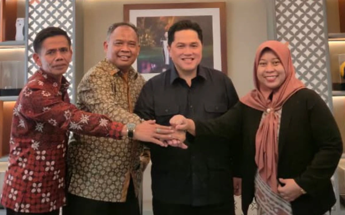 Foto (Dari kiri) Kepala DPUPKP Sleman Sukarmin, Bupati Sleman Harda Kiswaya, Menpora Erick Thohir, dan Kepala Bappeda Sleman Nur Fitri Handayani di Kantor Kemenpora, Jakarta.
(Foto: Pemkab Sleman for Ketik.com)
