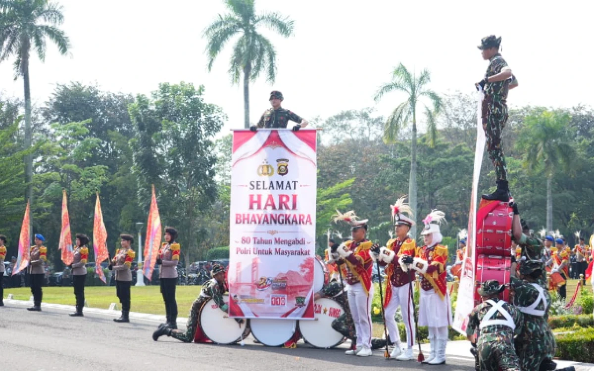 Foto Tim Drumband saat upacara Peringatan Hari Bhayangkara ke-80 yang digelar di halaman depan Griya Agung Palembang, Rabu 1 Juni 2026 (Foto : Yola/Ketik.com)