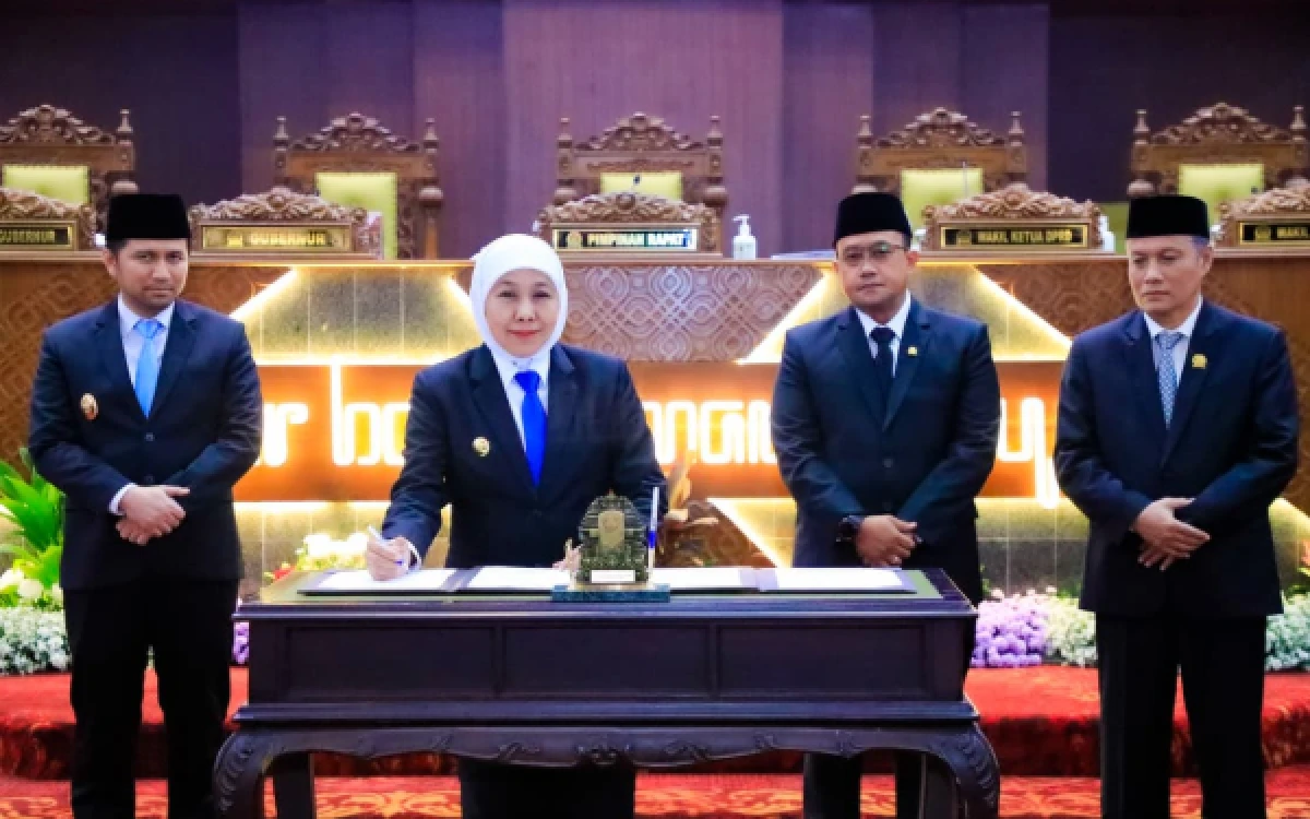 Thumbnail Berita - Pemprov dan DPRD Jatim Sepakati Dua Raperda Strategis! Gubernur Khofifah: Perkuat Transformasi BUMD Migas dan Pengembangan Ekonomi Kreatif.