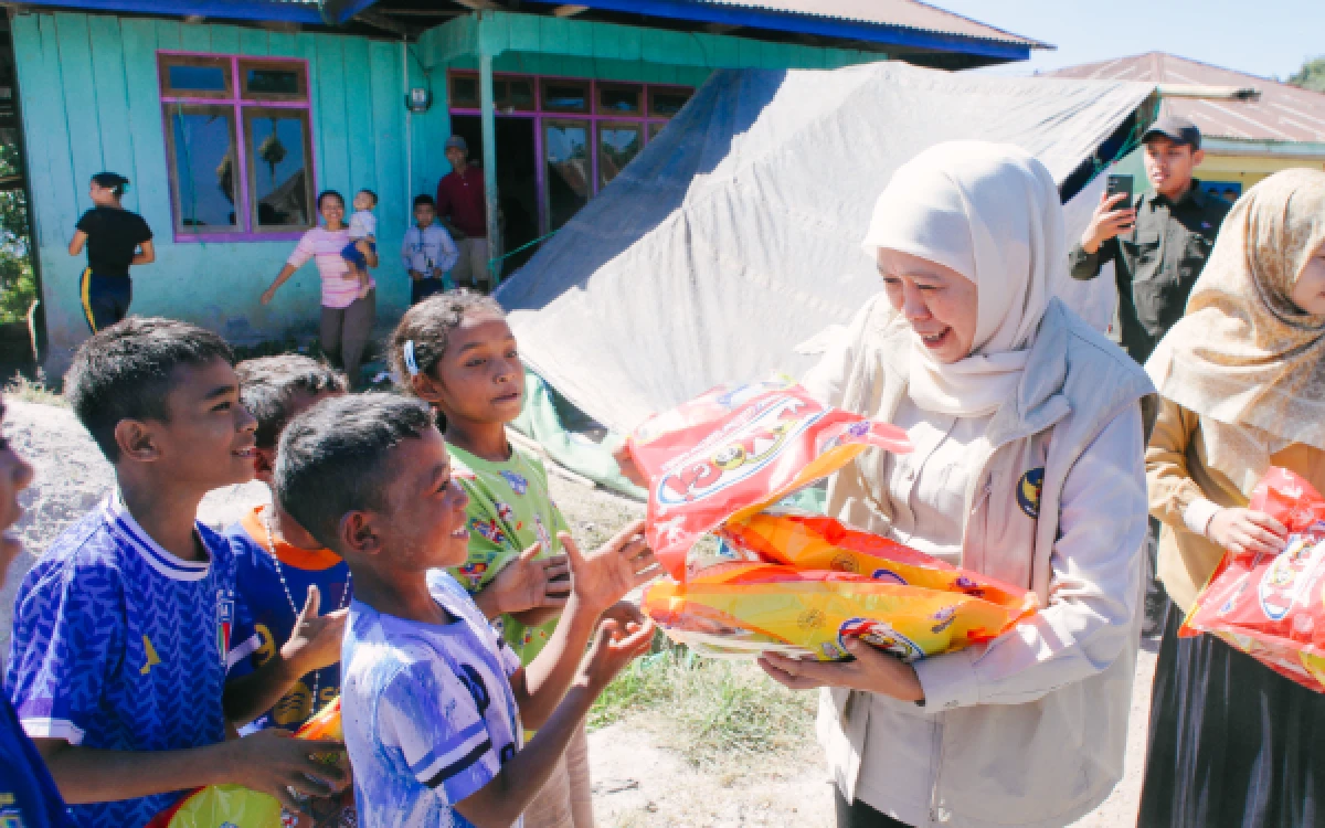 Thumbnail Berita - Gubernur Khofifah di Manggarai Timur, Sapa Warga dan Bagikan Snack untuk Anak-Anak