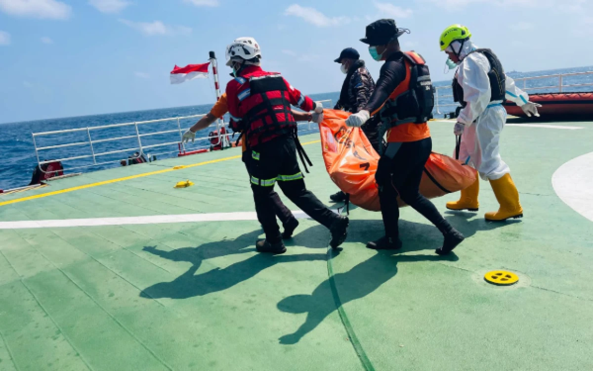 Thumbnail Berita - Basarnas Evakuasi 3 Korban Kapal Virgo Transport 8 dari Bawah Laut