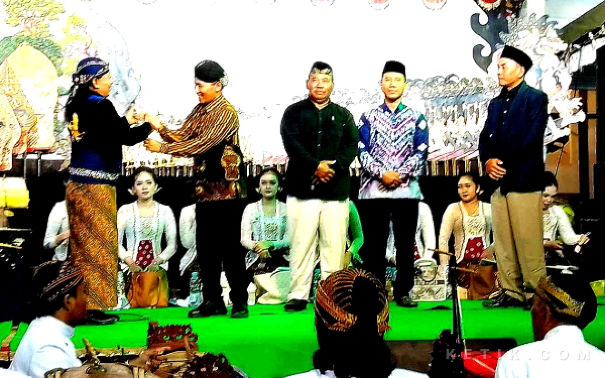 Thumbnail Berita - Bersama Plt Bupati, Pemdes Tamban Tulungagung Gelar Wayang Kulit "Semar Bangun Desa"
