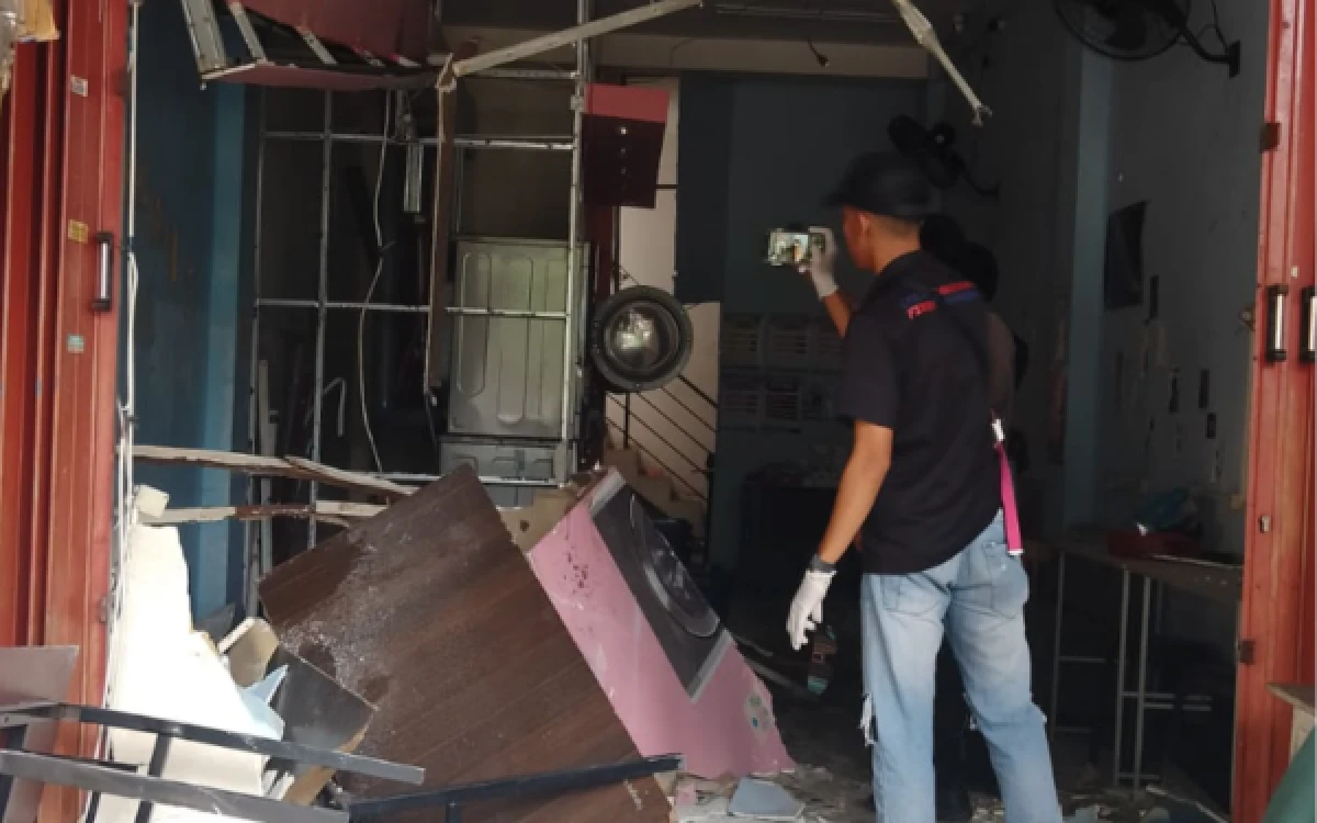 Thumbnail Berita - Ledakan Diduga Gas Elpiji Bocor, Ruko Laundry di Kota Malang Hancur