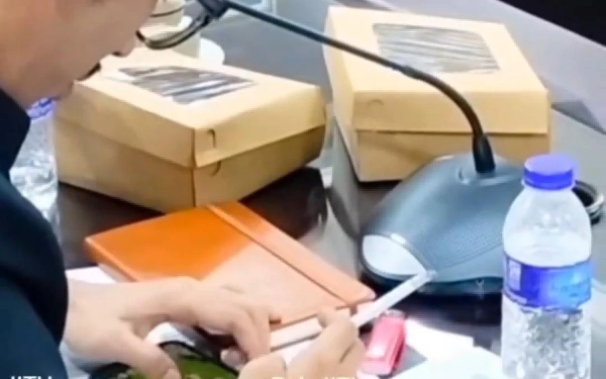 Thumbnail Berita - Pakar Unej: Permintaan Maaf Tidak Menghapus Sanksi bagi Anggota DPRD yang Viral Saat Rapat