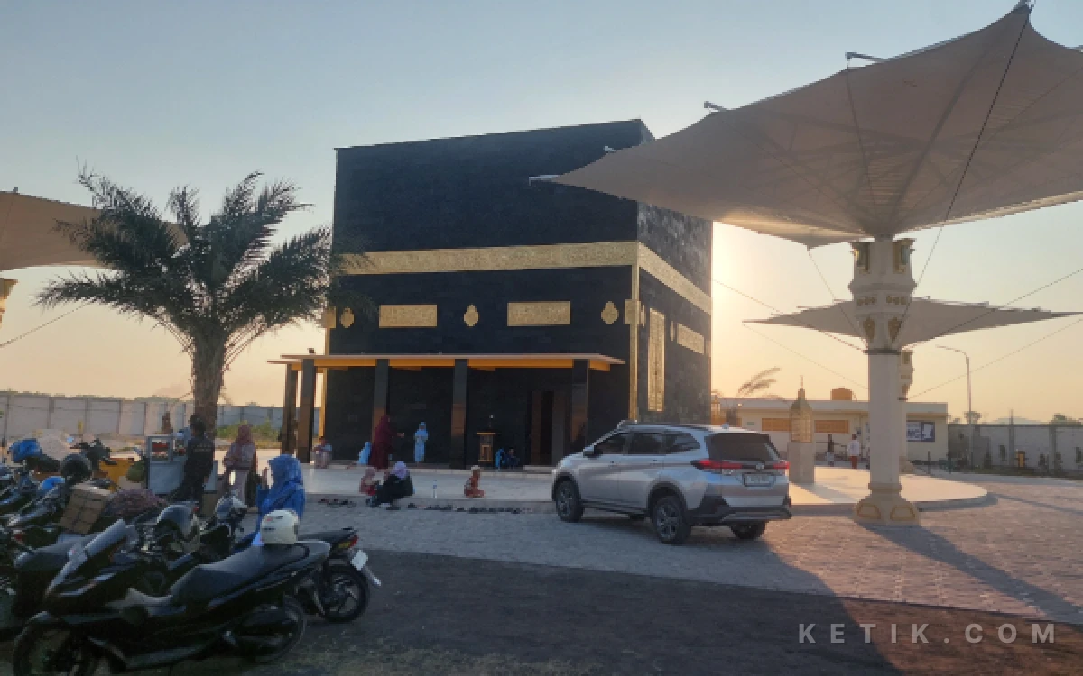Thumbnail Berita - Menikmati Senja di Masjid Ka'bah Sampang: Oase Hangat Bagi Masyarakat, Tempat Nyaman Beribadah dan Melepas Penat