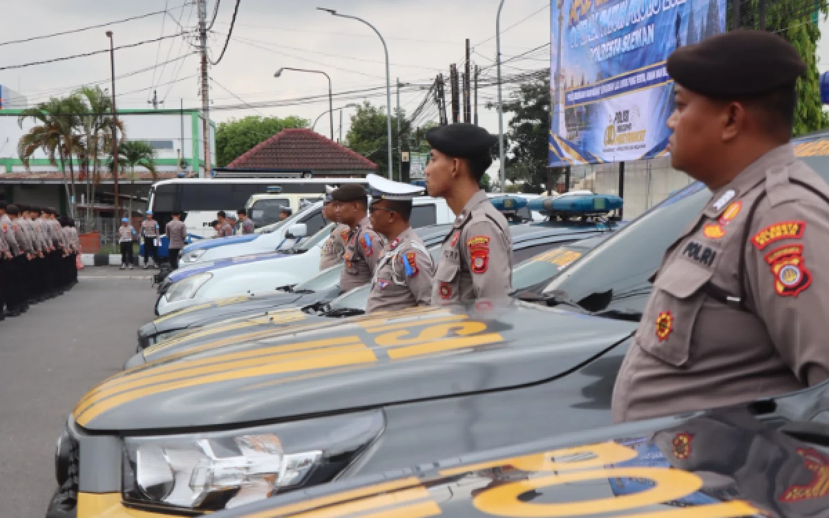 Foto Kesiapan kendaraan dinas dan personel gabungan dalam mengawal kelancaran Operasi Patuh Progo 2026 di wilayah Sleman. (Foto: Polresta Sleman)