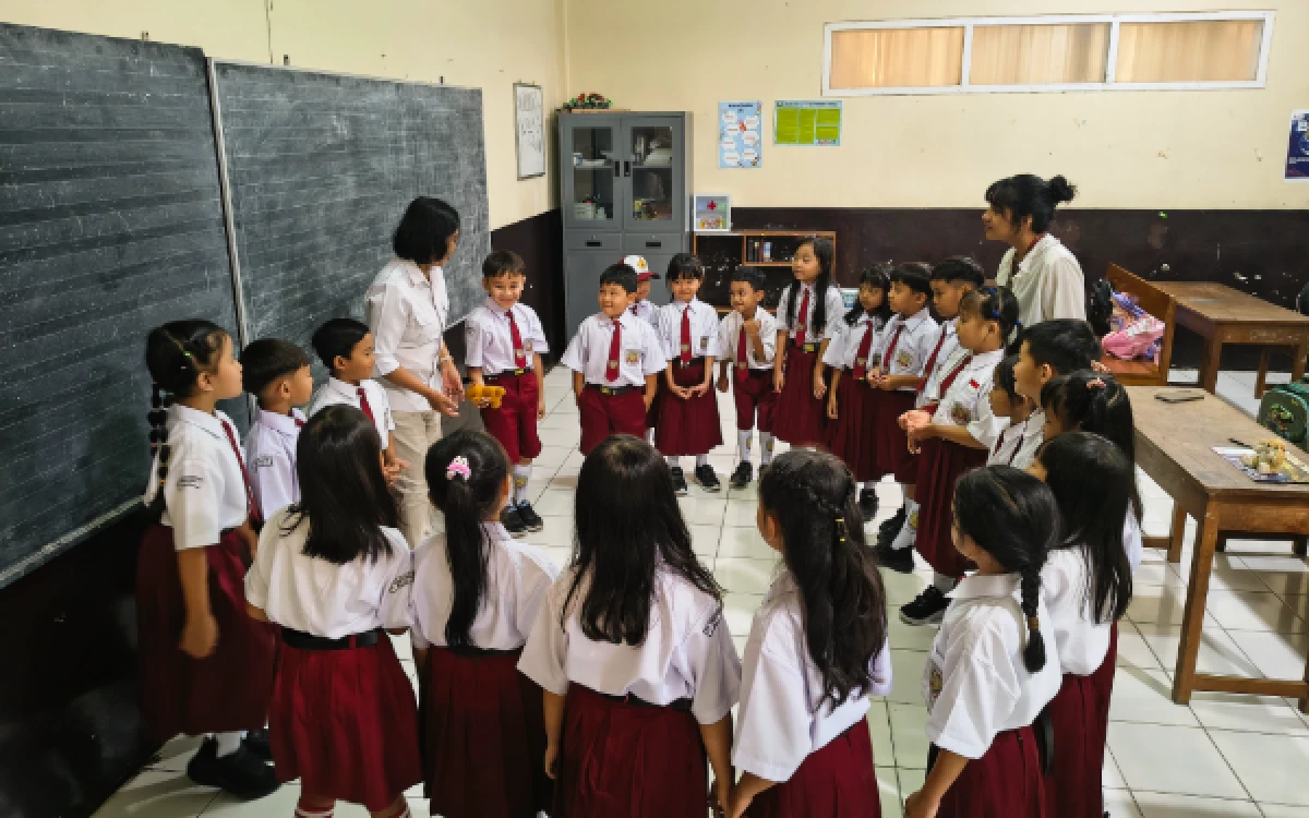 Foto Guru SD Immanuel Kota Batu saat memberikan permainan interaktif kepada siswa baru kelas satu di hari pertama Masa Pengenalan Lingkungan Sekolah (MPLS), Senin, 13 Juli 2026 (Foto : Kukuh / Ketik)