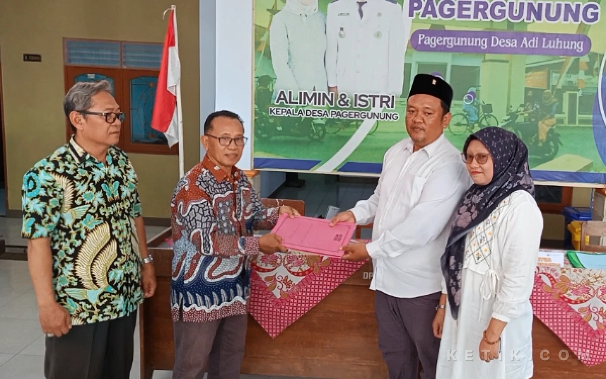 Foto Woe Condro Priyono alias Bowo didampingi Istri saat menyerahkan berkas pendaftaran sebagai bakal calon kepala Desa Pagergunung kepada panitia (Foto: Slam/ketik.com)